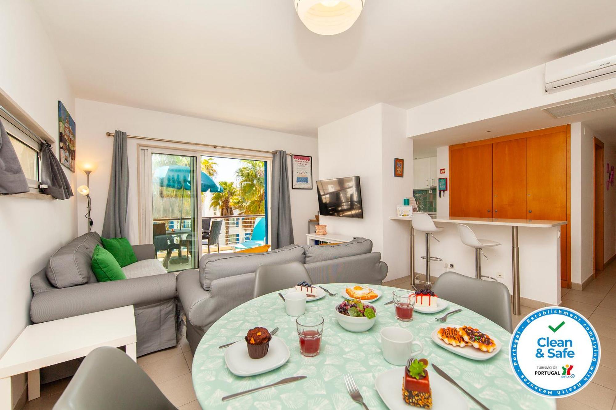 B06 - Top-floor Marina 2 Bed Daire *